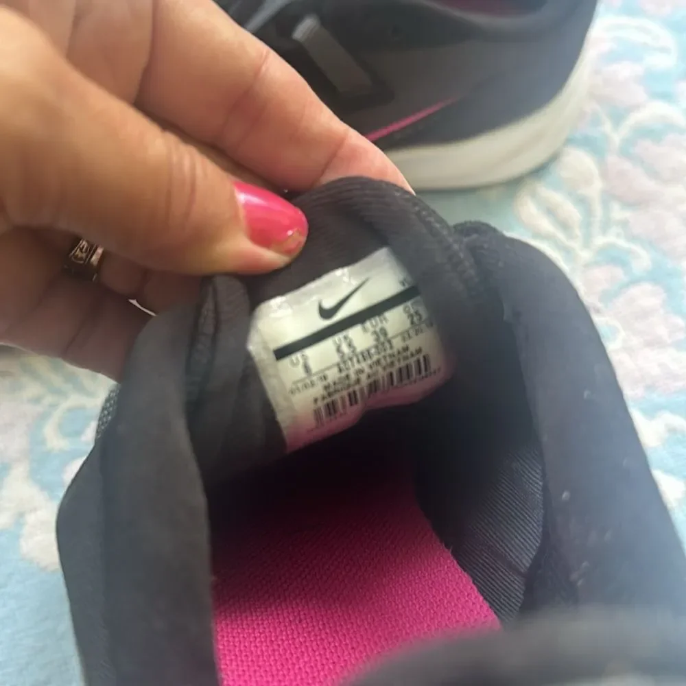 NIKE SZ 8 Black & *Barbie-Pink* Swoosh! EUC! Very Clean!!!
